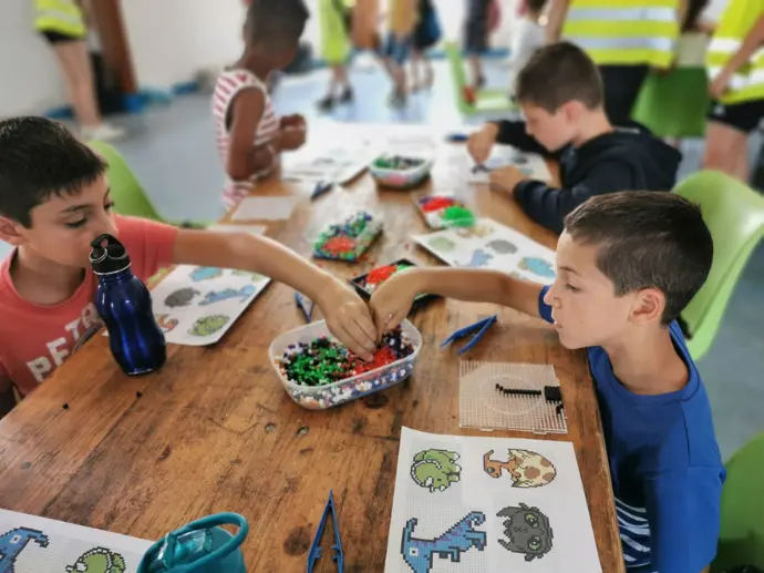 enfants qui font un atelier